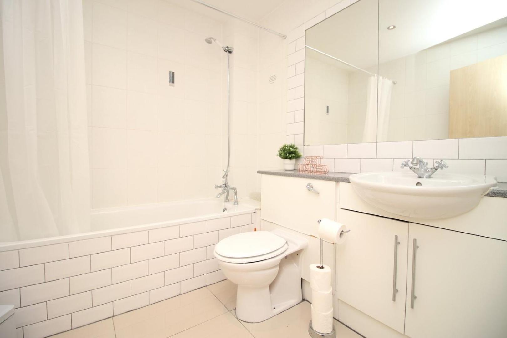 Centrally Located Spacious 2Br | Cohost Partners 카디프 외부 사진