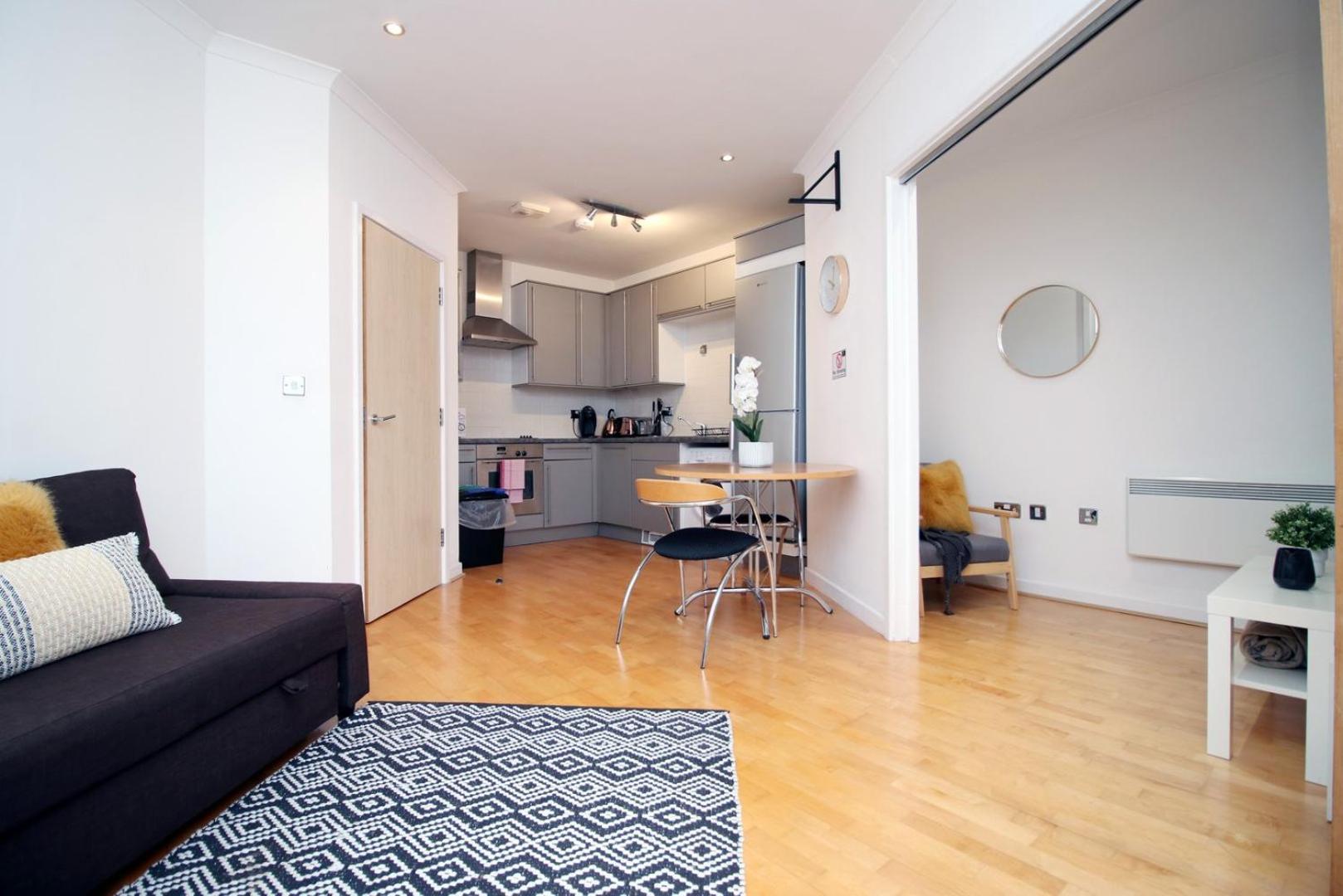 Centrally Located Spacious 2Br | Cohost Partners 카디프 외부 사진