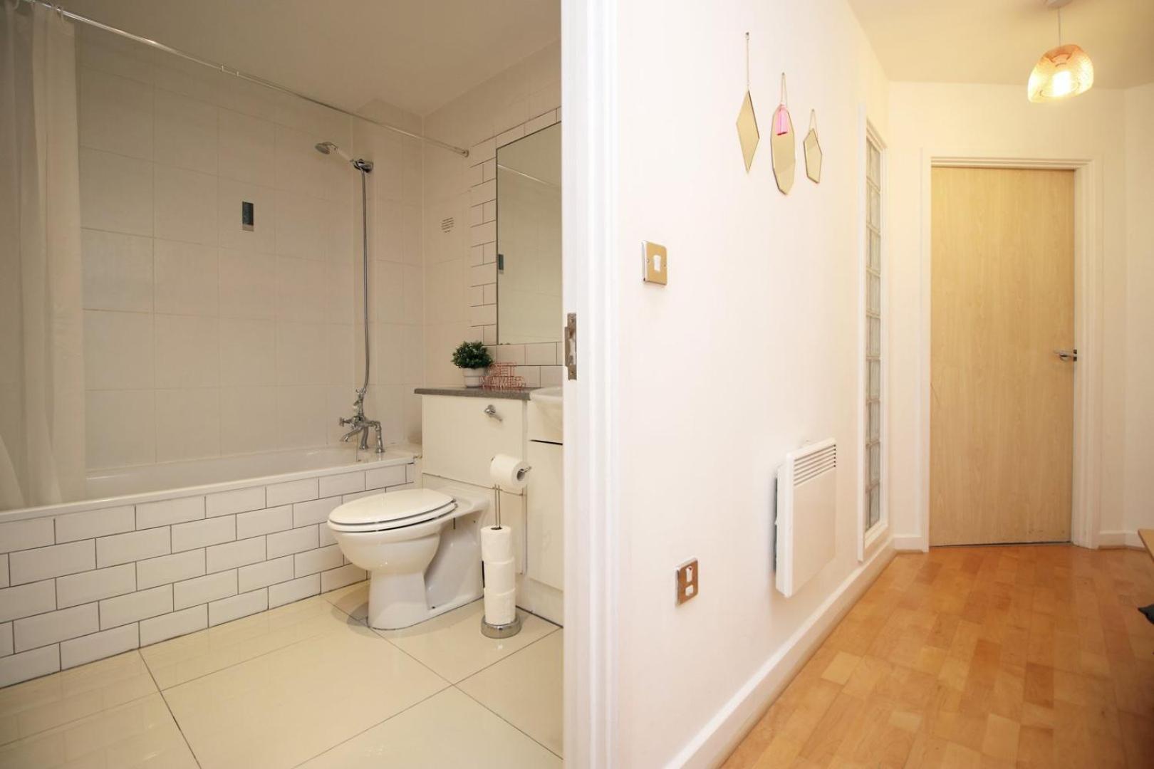 Centrally Located Spacious 2Br | Cohost Partners 카디프 외부 사진